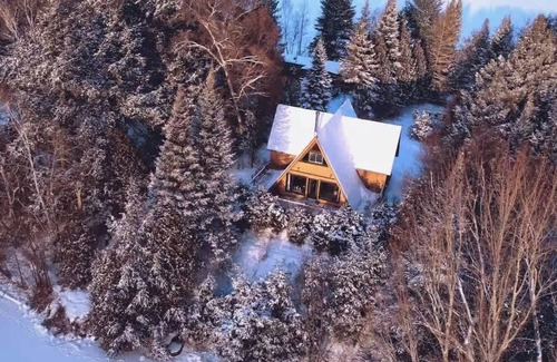 Saint-Aime-du-Lac-des-Iles Ski Chalet | Comfort & Lake Access | Au Pic du Lac