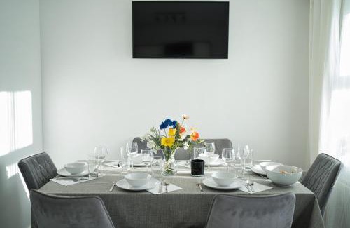 Market Harborough Apartment | Comfort Lettings - 4 bedroom, 8 Beds & 2 Free Parking, Garden, Family and Workers Friendly