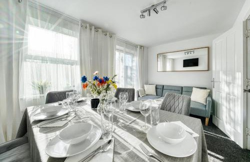 Market Harborough Apartment | Comfort Lettings - 4 bedroom, 8 Beds & 2 Free Parking, Garden, Family and Workers Friendly