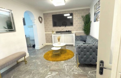 Heath Apartment | Comfort Meets Convenience: Spacious 3-Bed Apartment Steps from Shops & Transport