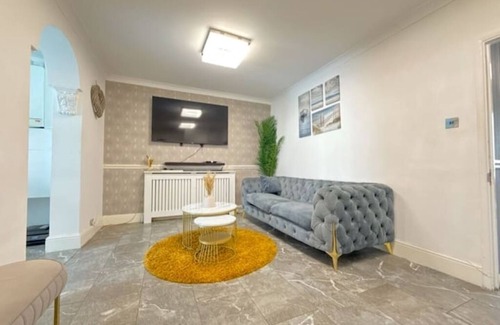 Heath Apartment | Comfort Meets Convenience: Spacious 3-Bed Apartment Steps from Shops & Transport
