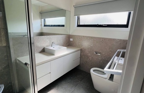 Frankston House | Comfort natural Frankston home in middle of everything