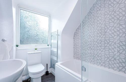 Blacon House | Comfort Place - 3 Bedroom House in Chester - Sleeps 6