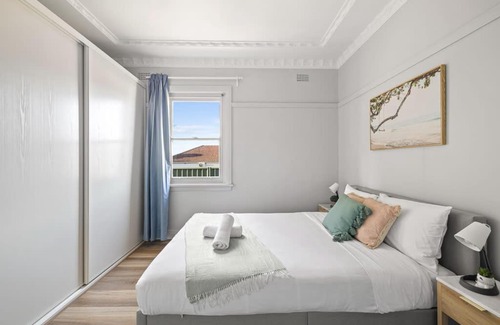 Hurstville House | Comfort Queen Room - Private - Prime Spot - Shared Bathroom