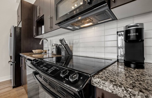 Cabbagetown Hotel | Comfort Stay - 2BR Suite - Free Parking - CN Tower View