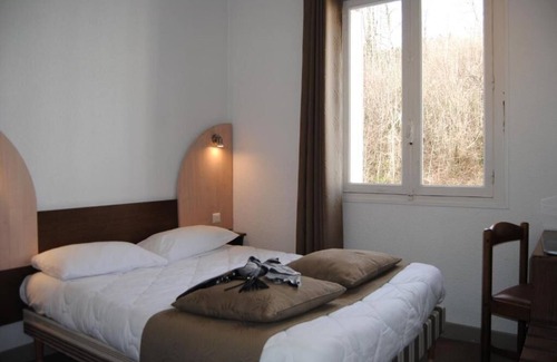 Lourdes Hotel | Comfort Stay! Peaceful Retreat near Gazost! Free Parking, Onsite Restaurant!