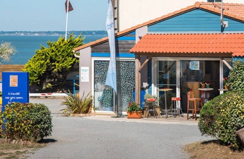 Saint-Michel-Chef-Chef House | Comfortable Mobile Home with Terrace in Saint-Michel-Chef-Chef