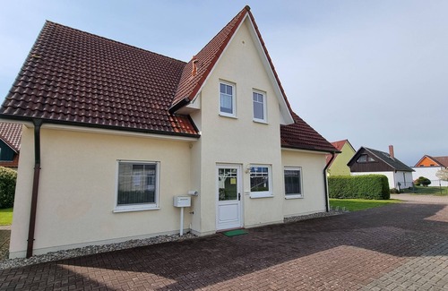 Zingst Apartment | Comfortable vacation apartment with terrace and garden view in the heart of Zingst