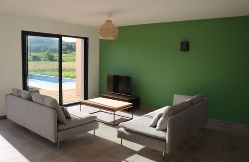Casteljau House | Comfortable 3-bedroom detached house with private pool