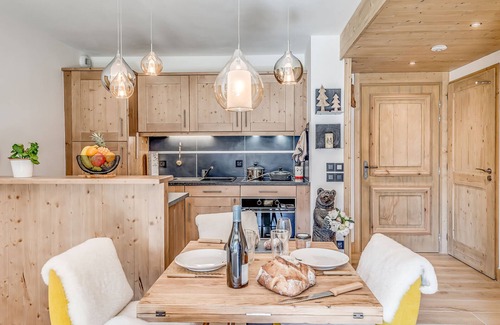 Champagny-en-Vanoise Apartment | Comfortable Apartment with Spa Access in Champagny-en-Vanoise