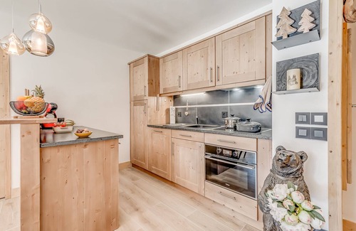 Champagny-en-Vanoise Apartment | Comfortable Apartment with Spa Access in Champagny-en-Vanoise