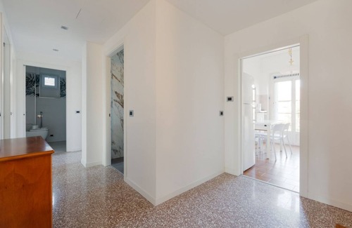 Lambrate Apartment | Comfortable 100sqm flat located on the fourth floor (with lift), equipped with kitchen, living area, two bathrooms and two bedrooms that can accommodate up to 4 people. A short walk from Lambrate and Udine stations, it is conveniently located to reach th