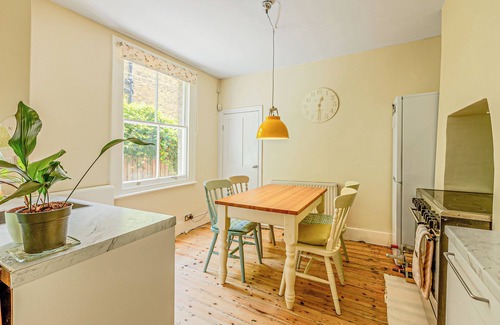 Shacklewell Apartment | Comfortable 1BR flat in Ealing, 7 minutes from tube!