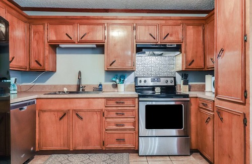 Lafayette House | Comfortable 2BR Townhouse w/2 master suites & courtyard oasis