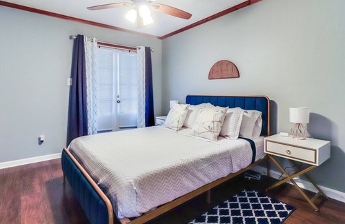 Lafayette House | Comfortable 2BR Townhouse w/2 master suites & courtyard oasis