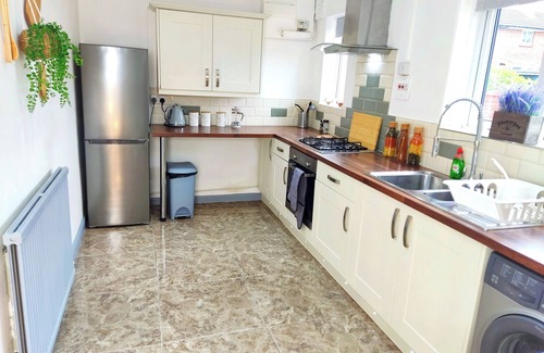 Chapeltown House | Comfortable 3-Bedroom Leeds Beach House - Ideal for Work Stays with Parking