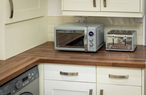 Chapeltown House | Comfortable 3-Bedroom Leeds Beach House - Ideal for Work Stays with Parking