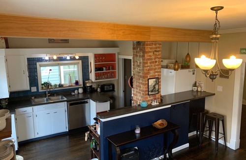 Albany House | Comfortable 3 Bedroom 1.5 bath with fenced in back yard