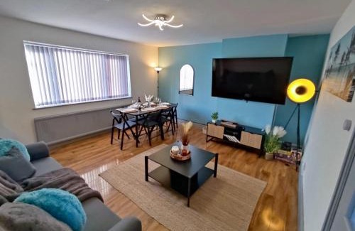 Chapeltown House | Comfortable 3 Bedrooms Leeds Beach House - Ideal for Family and Contractors - Free WIFI, Projector in bedroom and Free Parking for 2 cars