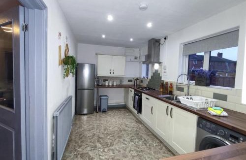 Chapeltown House | Comfortable 3 Bedrooms Leeds Beach House - Ideal for Family and Contractors - Free WIFI, Projector in bedroom and Free Parking for 2 cars