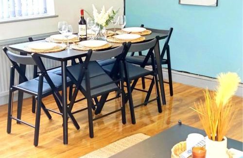 Chapeltown House | Comfortable 3 Bedrooms Leeds Beach House - Ideal for Family and Contractors - Free WIFI, Projector in bedroom and Free Parking for 2 cars