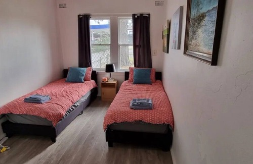 Sunshine House | Comfortable 3 Bedrooms House With Parking