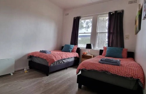 Sunshine House | Comfortable 3 Bedrooms House With Parking