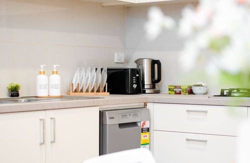 Caulfield North Apartment | Comfortable 3BR Apt in Heart of Caulfield North