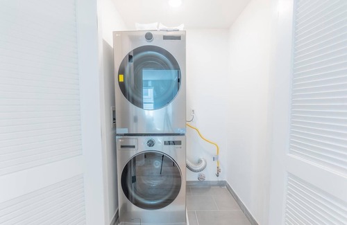 Lower Vailsburg Apartment | Comfortable 3BR/2BA Home , 2 Units in One+ Great for Family Trips +Free Parking