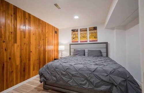 Winfield House | Comfortable 4 BD House with free parking-Unit A