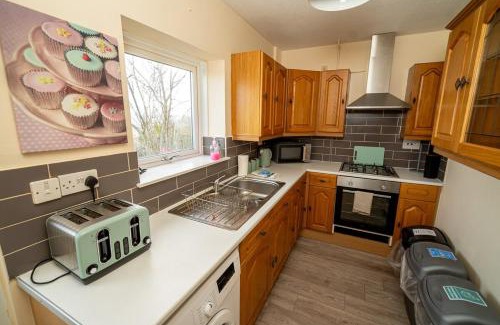 Townhill House | Comfortable 4-Bed Home with Free Parking