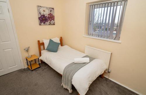 Townhill House | Comfortable 4-Bed Home with Free Parking