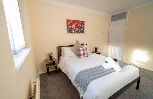 Townhill House | Comfortable 4-Bed Home with Free Parking