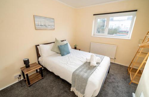 Townhill House | Comfortable 4-Bed Home with Free Parking