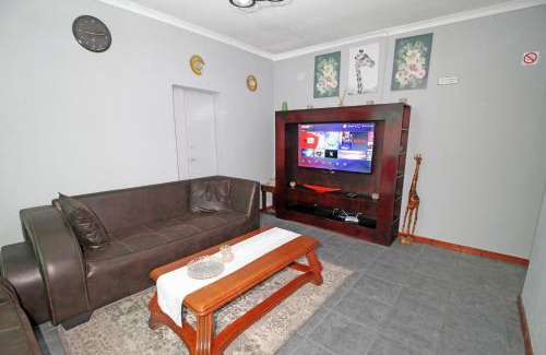 Germiston Apartment | Comfortable 4 Bedroom Flat in Germiston with WI-FI