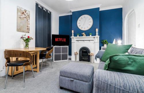 Edgbaston House | Comfortable 4 Bedroom Home Guests 7 High Speed WiFi and Parking Near Link road, Avail Exclusive Offers Now!