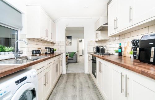 Edgbaston House | Comfortable 4 Bedroom Home Guests 7 High Speed WiFi and Parking Near Link road, Avail Exclusive Offers Now!