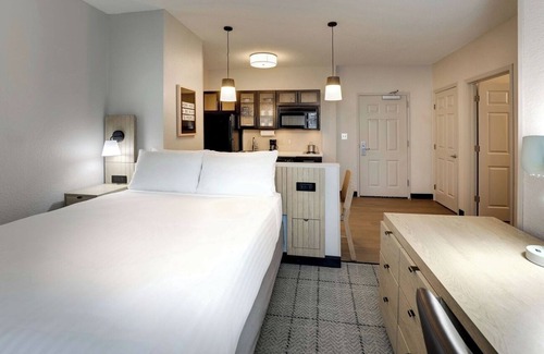 Doral Hotel | Comfortable 4BR Units | Gym, Pool, Shuttle, BBQ, Pets Allowed