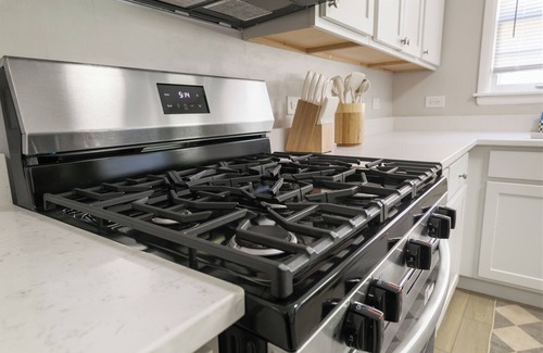 Waukegan House | Comfortable 5 bed Family Home w/Finished Basement and Fenced yard!