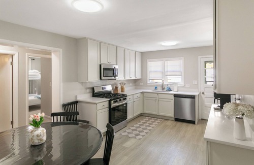 Waukegan House | Comfortable 5 bed Family Home w/Finished Basement and Fenced yard!