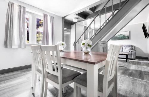 Downtown Niagara Falls House | Comfortable 5BR 2BA near the falls