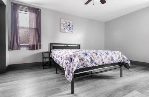 Downtown Niagara Falls House | Comfortable 5BR 2BA near the falls