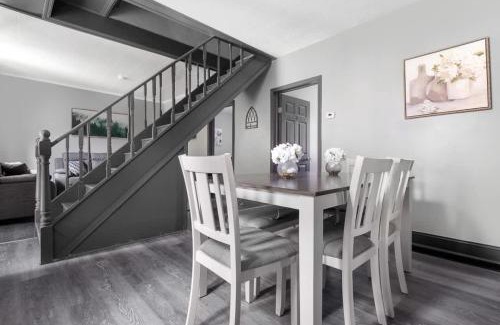 Downtown Niagara Falls House | Comfortable 5BR 2BA near the falls