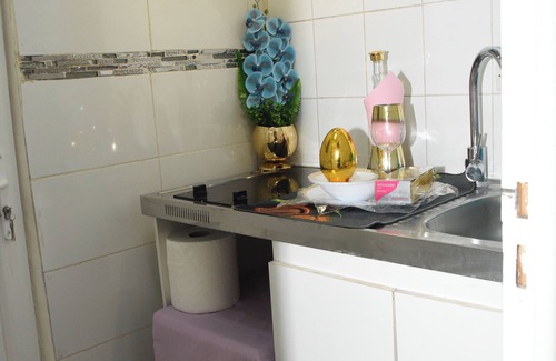 Bondy Bed & Breakfast | Comfortable accommodation for 4 people, air-conditioned, kitchen in a villa.