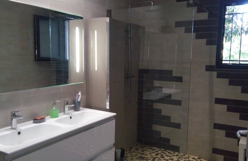 Les Angles Villa | Comfortable, air-conditioned villa with swimming pool 5 km from AVIGNON