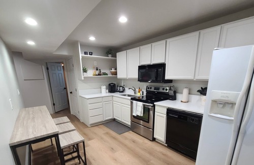 Murray House | Comfortable and Close to Everything! 2BR