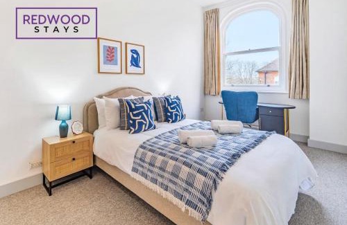 Rushmoor District Apartment | Comfortable and Homely 1-Bedroom 1-Bathroom Serviced Apartment with Free Parking, Free WiFi By Redwood Stays