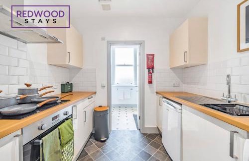 Rushmoor District Apartment | Comfortable and Homely 1-Bedroom 1-Bathroom Serviced Apartment with Free Parking, Free WiFi By Redwood Stays