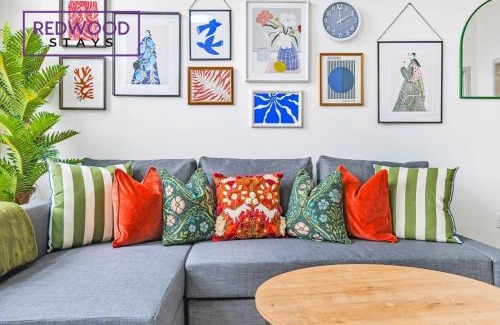 Rushmoor District Apartment | Comfortable and Homely 1-Bedroom 1-Bathroom Serviced Apartment with Free Parking, Free WiFi By Redwood Stays