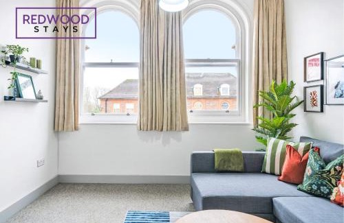 Rushmoor District Apartment | Comfortable and Homely 1-Bedroom 1-Bathroom Serviced Apartment with Free Parking, Free WiFi By Redwood Stays